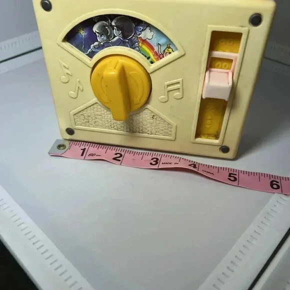 Vintage 1981 Fisher Price Wind Up Musical Radio Somewhere Over the Rainbow - Picture 2 of 4